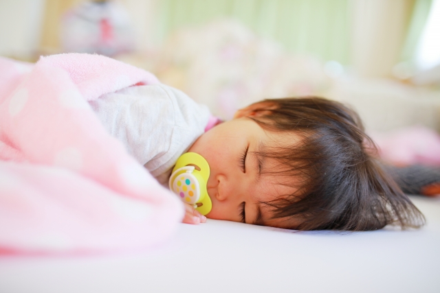 赤ちゃん発熱時の対応 効果的に冷やす場所やお風呂は？