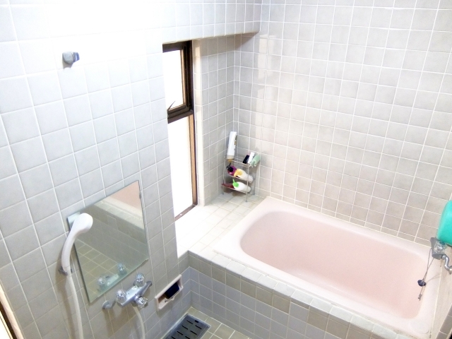大掃除のお風呂場 床の黒ずみ・水垢・鏡の曇りをきれいにする方法
