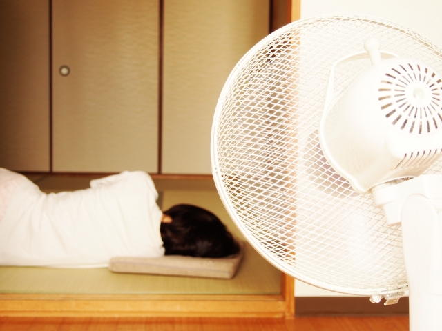 扇風機をつけっぱなしで寝るとだるい理由 危険って本当？正しい使い方を紹介