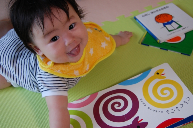 赤ちゃんが絵本をかじる食べる破る時の対応や対策と月齢にあった選び方