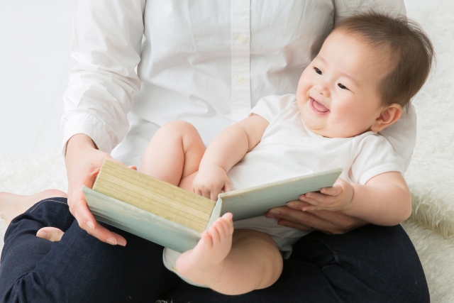 赤ちゃんへの絵本の読み聞かせはいつから始める？コツと効果