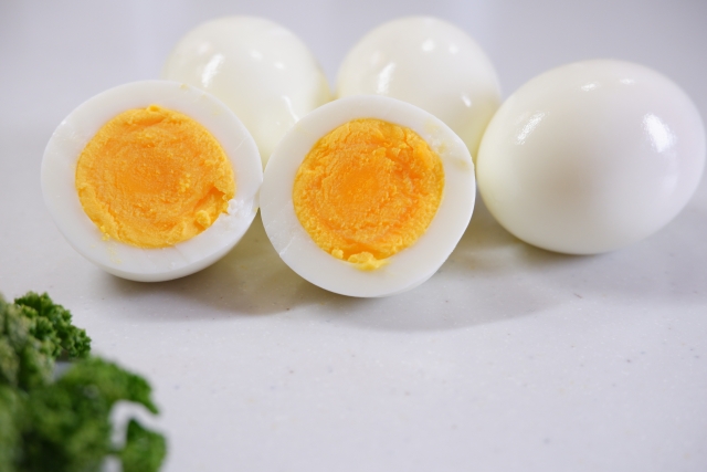 ゆで卵のからに白身がくっつく原因 上手くむく裏技はゆで方